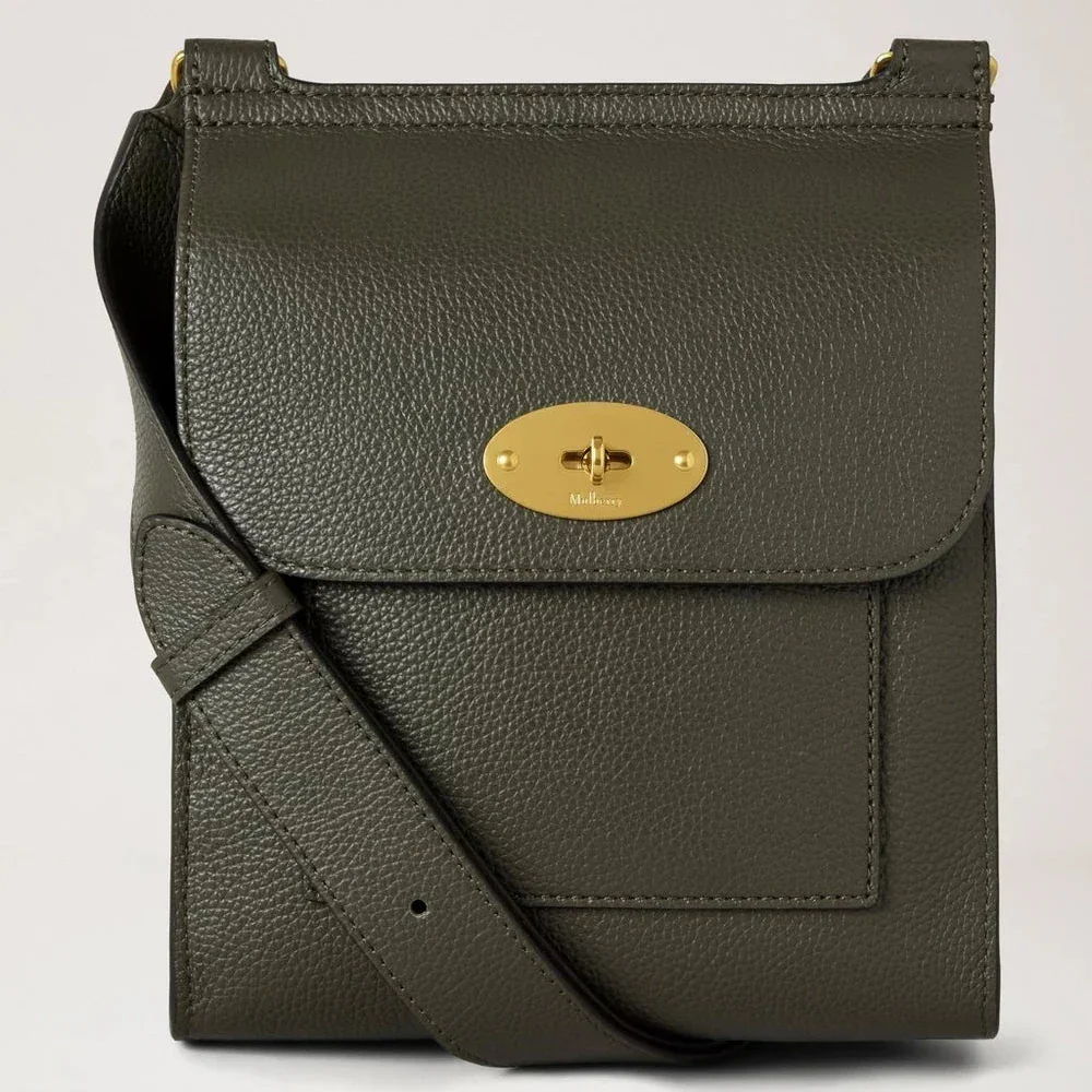 Mulberry Klein Antony in jenevergroen leer met goudkleurige gesp, vanaf de voorkant gezien. ModelHH9365205Q749