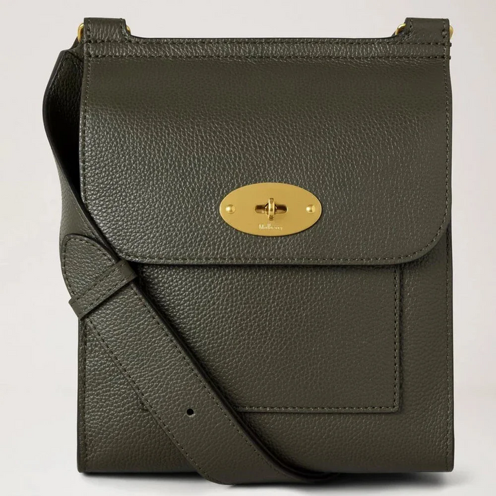 Mulberry Klein Antony in jenevergroen leer met goudkleurige gesp, vanaf de voorkant gezien. ModelHH9365205Q749