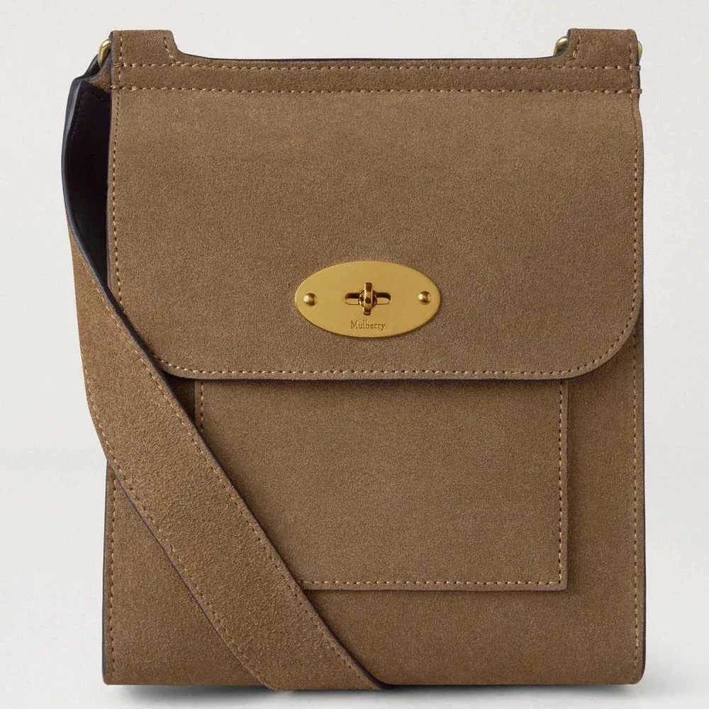 Mulberry Klein Antony N Salcombe Sand Suède schoudertas van lichtbruin suède met gouden gesp. ModelHH9893047P705