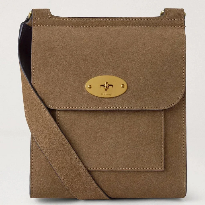 Mulberry Klein Antony N Salcombe Sand Suède schoudertas van lichtbruin suède met gouden gesp. ModelHH9893047P705