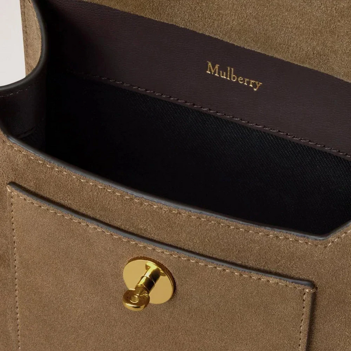 Mulberry Klein Antony n/s Salcombe Sand Suede, close-up van voorvak en gouden sluiting, Model HH9893047P705
