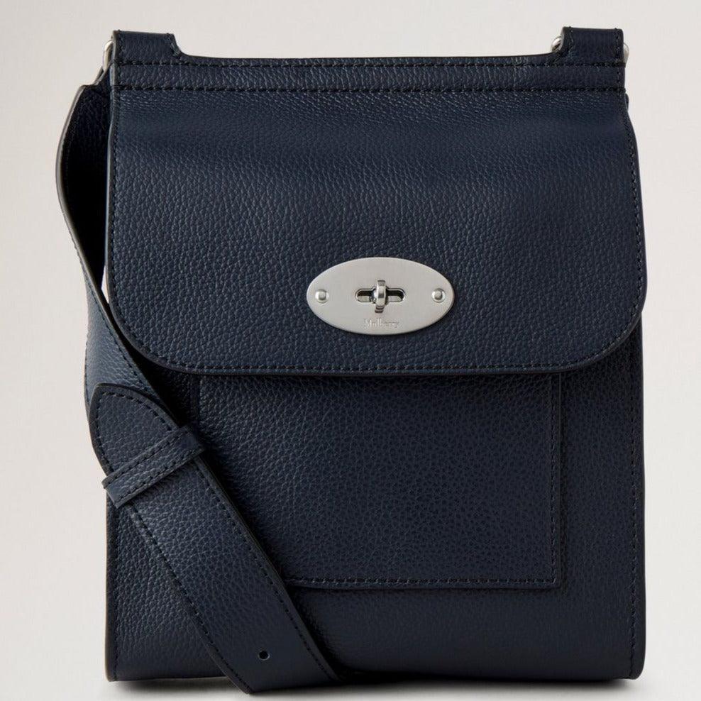 Mulberry Klein Antony Kleine Classic Grain Night Sky schoudertas in donkerblauw leer met zilveren details. Modelhh9365205u888.