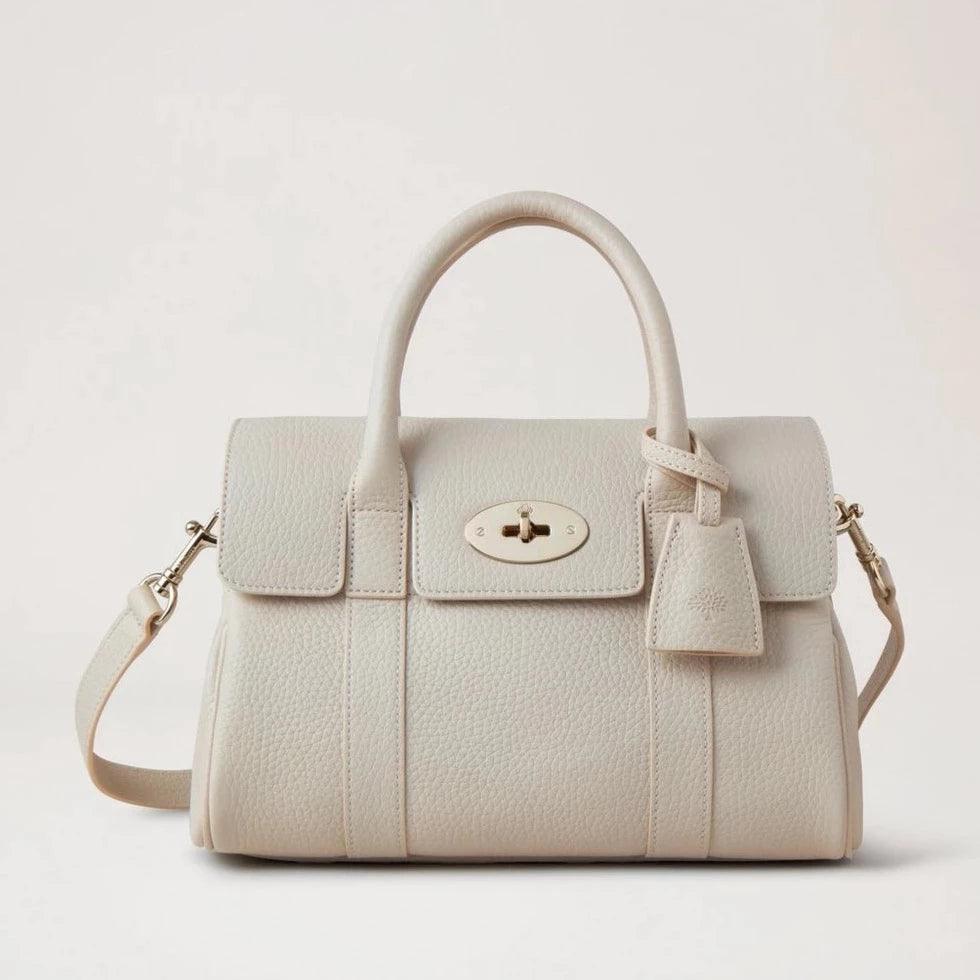 Mulberry Klein Bayswater Satchel Chalk toont een kleinere, elegante handtas van helder leer met schouderband. ModelHH9212736W160