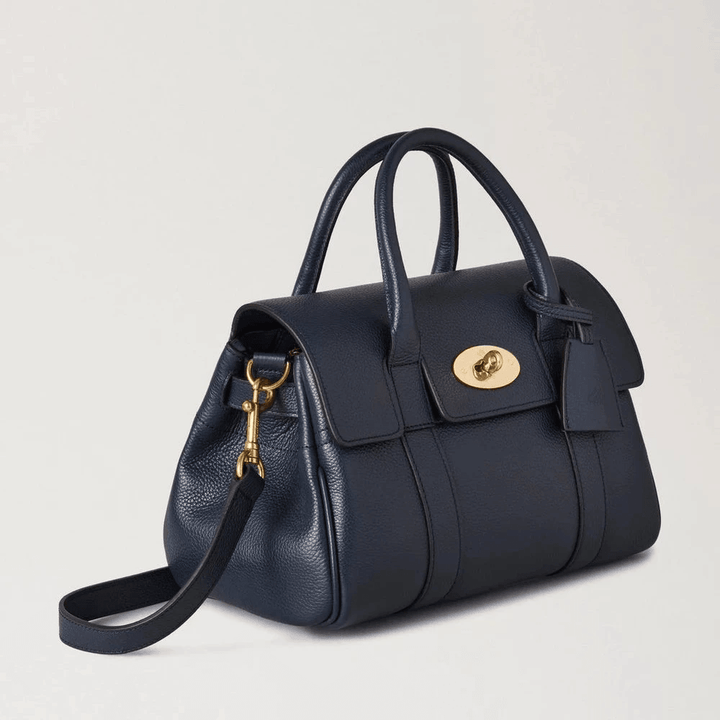 Mulberry Klein Bayswater Satchel Night Sky toont een klein, donkerblauw leren tasje met gouden metalen details. ModelHH9216205U888.