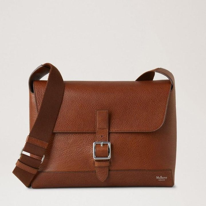 Mulberry Kleine Chiltern Crossbody Messenger Legacy NVT toont een bruin leren crossbodytas met een verstelbare riem en gesp aan de voorkant. ModelHH9375275G110.