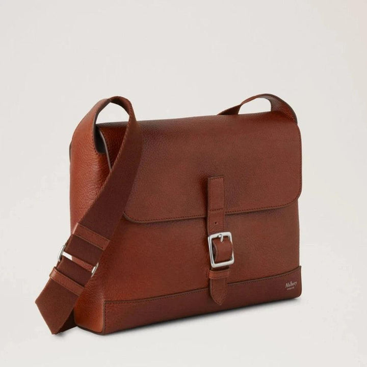 Mulberry Kleine Chiltern Crossbody Messenger Legacy NVT toont een bruin leren tas met gesp en verstelbare riem, model HH9375275G110.