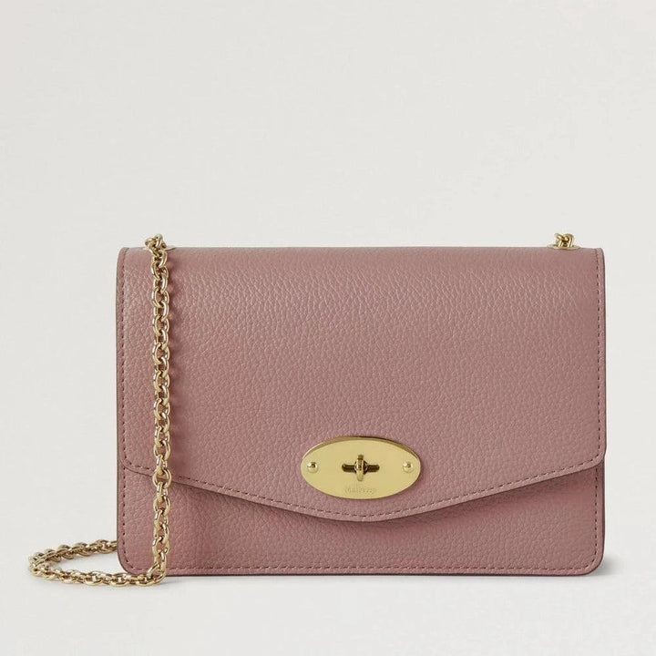 Mulberry Klein Darley Autumn Rose Small Classic Grain toont een roze leren schoudertas met gouden ketting en klassieke sluiting. ModelRL7791205J997.