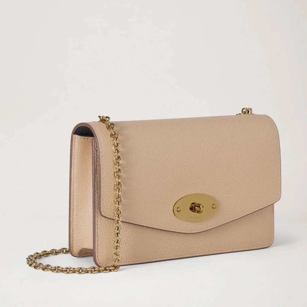 Mulberry Klein Darley Crumpet Small Classic Grain toont een lichtbeige leren schoudertas met gouden ketting en klassieke sluiting. ModelRL7791205W577.