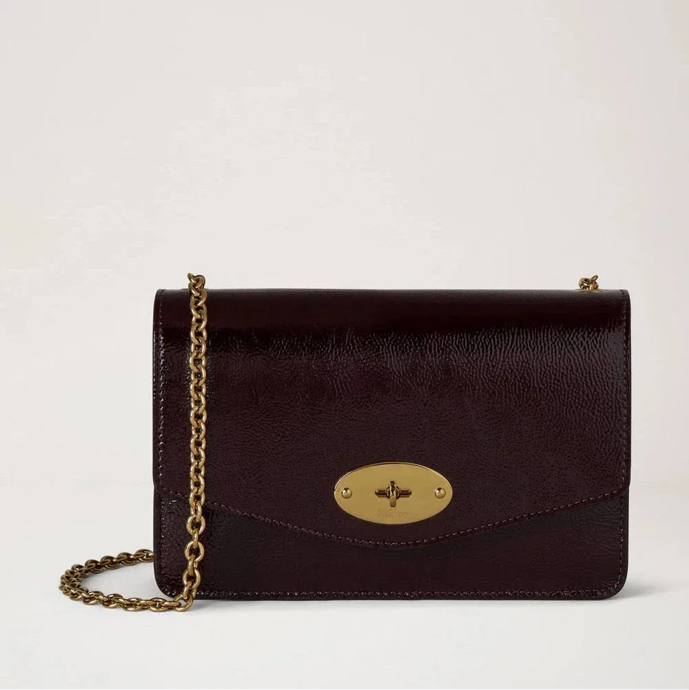 Mulberry Klein Darley Diep Aubergine lak glanzende kleine schoudertas in donkerpaars met kettingriem, model RL8922737V697.