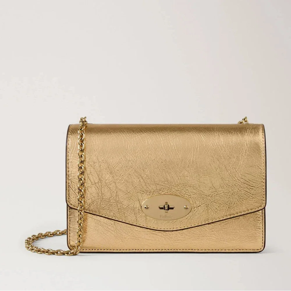 Mulberry Klein Darley Grainy Metallic Somerset Gold toont een elegante schoudertas van metallic goudkleurig leer met een kettingriem. ModelRL9015757Z098.
