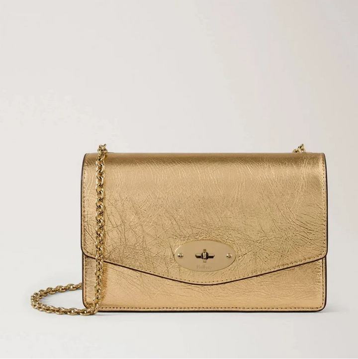 Mulberry Klein Darley Grainy Metallic Somerset Gold toont een elegante schoudertas van metallic goudkleurig leer met een kettingriem. ModelRL9015757Z098.
