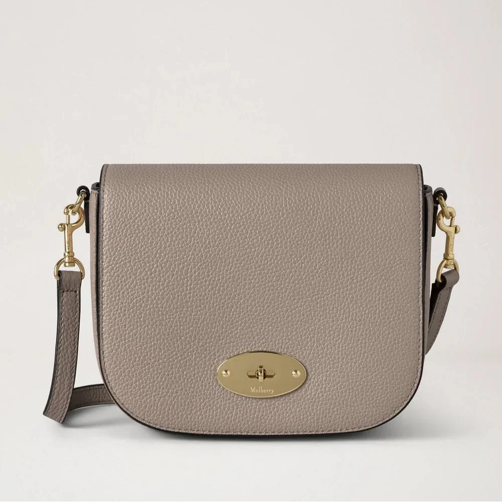 Mulberry Klein Darley Satchel Small Classic Grain Cashmere Taupe toont een taupekleurige leren tas met een goudkleurige gesp en verstelbare riem. ModelRL4957/205F924