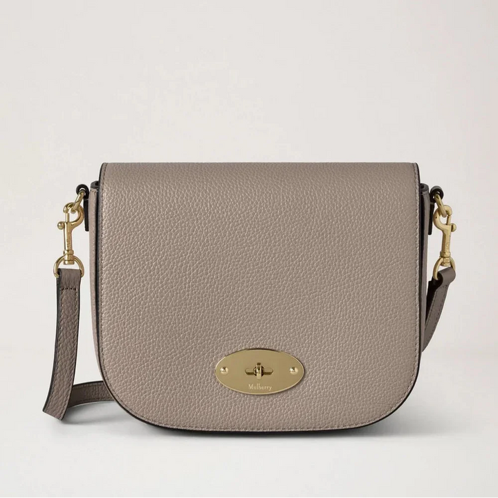 Mulberry Klein Darley Satchel Small Classic Grain Cashmere Taupe toont een taupekleurige leren tas met een goudkleurige gesp en verstelbare riem. ModelRL4957/205F924