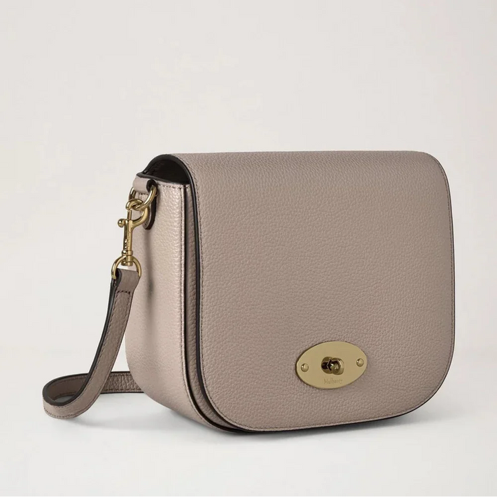 Mulberry Klein Darley Satchel Small Classic Grain Cashmere Taupe, crossbodytas van taupekleurig leer met gouden gesp. ModelRL4957/205F924