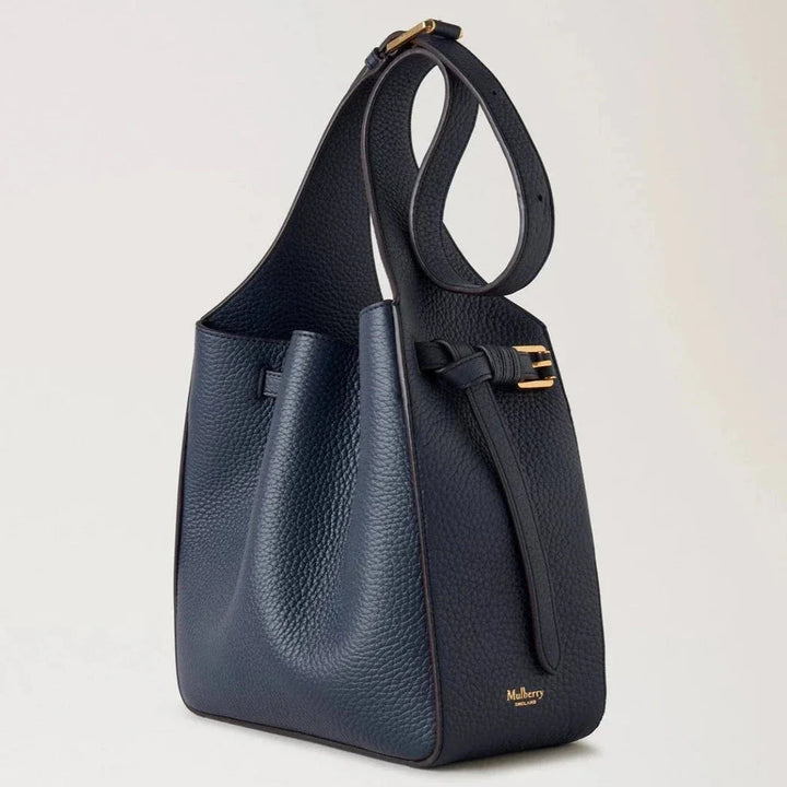 Mulberry Kleine Lyra Bucket Night Sky Heavy Grain van generfd, donkerblauw leer met gouden gespen. ModelRL8385/205U954.