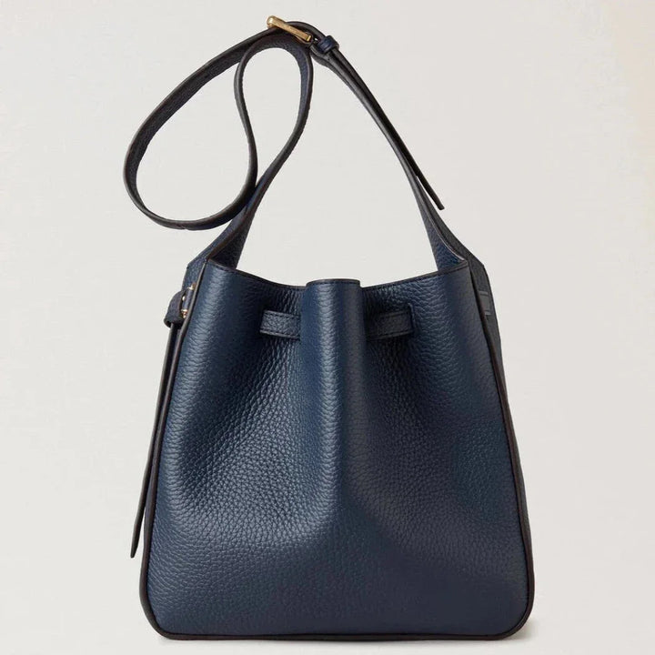 Mulberry Small Lyra Bucket Night Sky Heavy Grain toont een gestructureerde, donkerblauwe leren tas met een lange riem en discrete gouden gesp. ModelRL7866-205U918