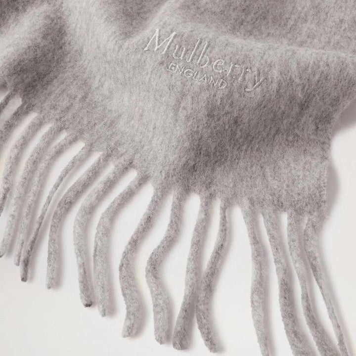 Mulberry Kleine effen merinowollen sjaal met grijze zachte wol, fijne franjes en zichtbaar logo. ModelVS4318946C914