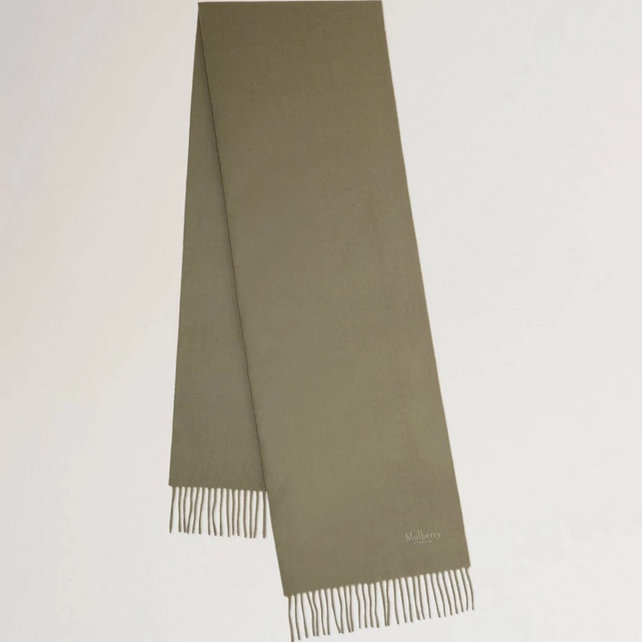 Mulberry Kleine Effen Merinowollen Sjaal Linnen Groen toont een effen, groenige wollen sjaal met franjes. ModelVS4318946R563.