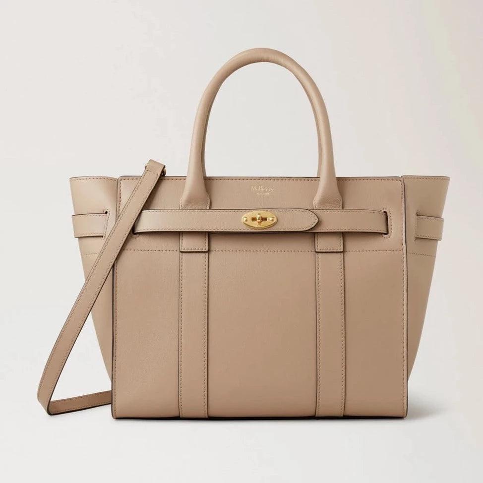 Mulberry Kleine ritssluiting Bayswater Maple Micro Grain pronkt met een beige leren handtas met gouden details. ModelHH9066587E631.
