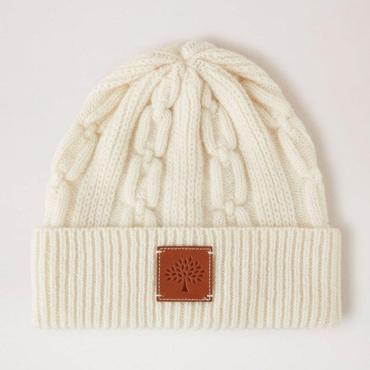 Mulberry Softie Chain Cable Beanie Ecru, geribde muts van gebroken witte wol met leren patch aan de voorzijde. ModelVH4122996H135