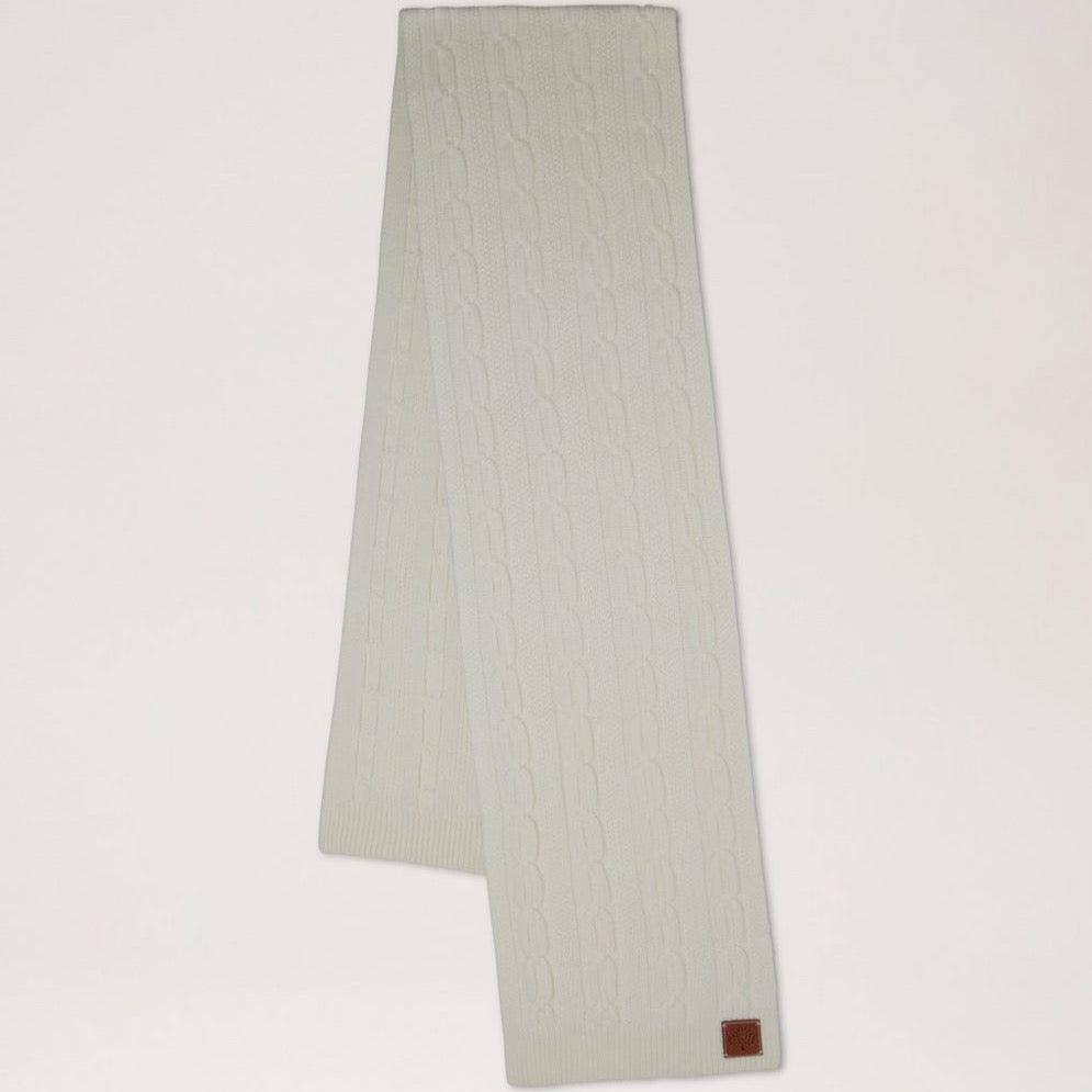 Mulberry Softie Chain Cable Knit Sjaal Ecru, gebreid in een zacht patroon met een lichte tint, Model vs4760969h135