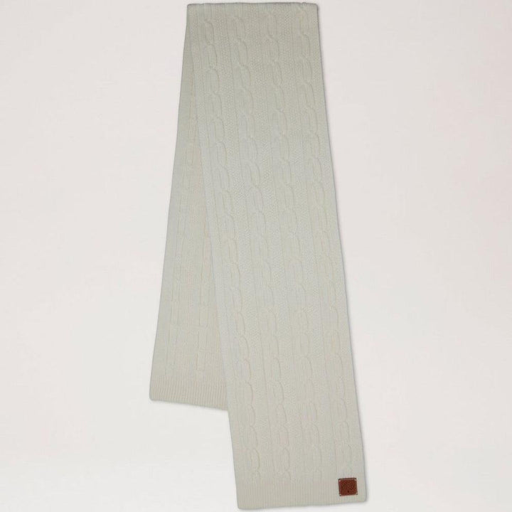 Mulberry Softie Chain Cable Knit Sjaal Ecru, gebreid in een zacht patroon met een lichte tint, Model vs4760969h135