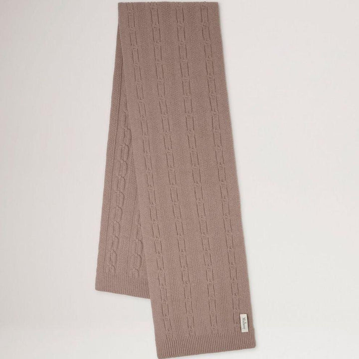 Mulberry Softie Chain Cable gebreide sjaal van warme esdoornkleurige wol, languit liggend. ModelVS4760969E631