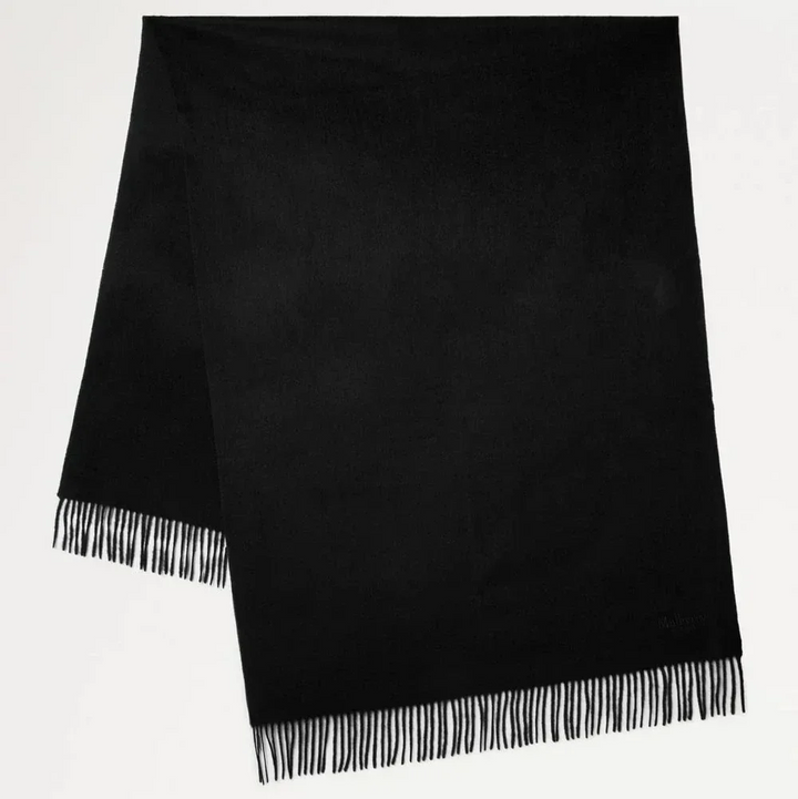 Mulberry Solid Merino Whool Sjaal Zwart toont een zwarte merinowollen sjaal met fijne franjes. ModelVS4240947A100.