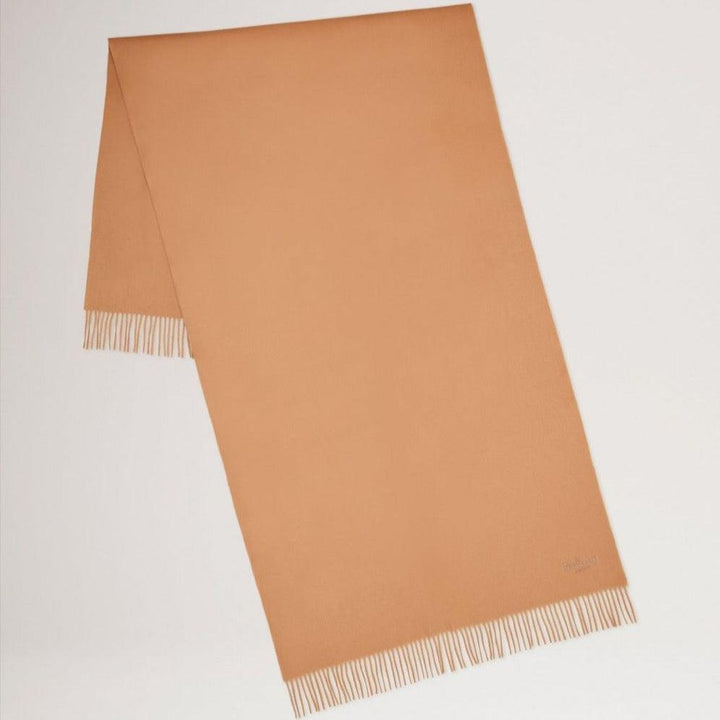 Mulberry Effen merinowollen sjaal van camel merinowol met franjes, plat gezien tegen een witte achtergrond. Model vs4240947h150