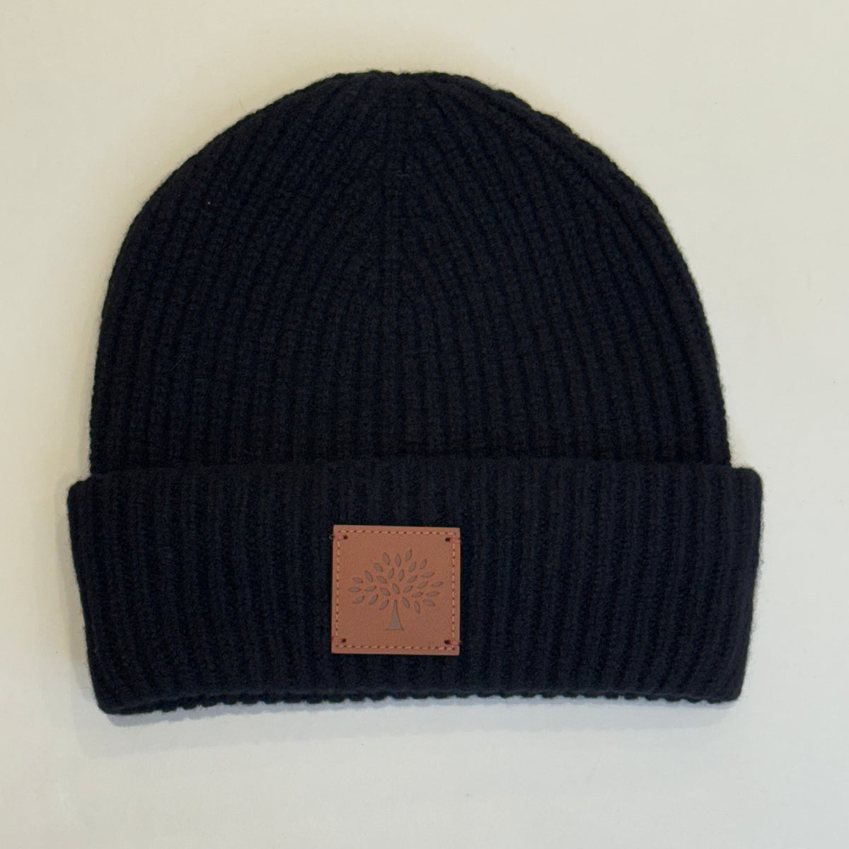 Mulberry Solid Wool Beanie Zwarte, zwarte geribde wollen muts met bruine logopatch op de voorkant. Modelvh4162163a100