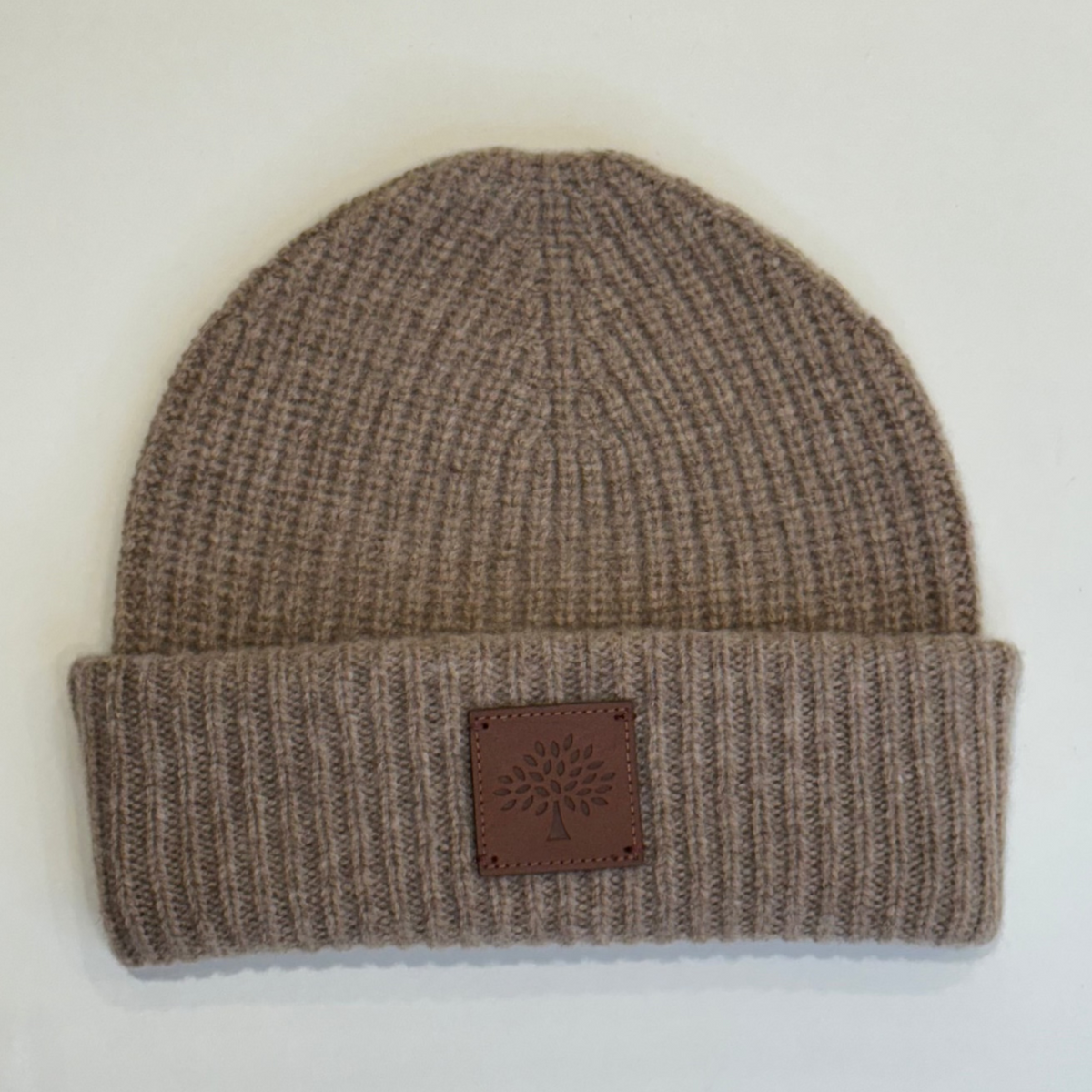 Mulberry Solid Wool Beanie bestaat uit een geribbelde bruine wollen muts met leren logopatch, model VH4162163E631.