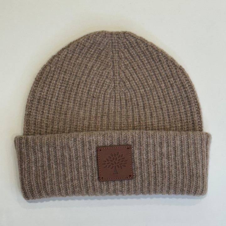 Mulberry Solid Wool Beanie bestaat uit een geribbelde bruine wollen muts met leren logopatch, model VH4162163E631.
