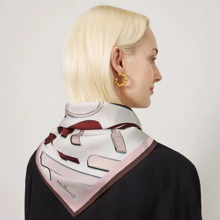 Mulberry Vierkante sjaal Bayswater Workshop Blossom Pink Silk Twill gevouwen om de nek van de vrouw, model VS4864143J002
