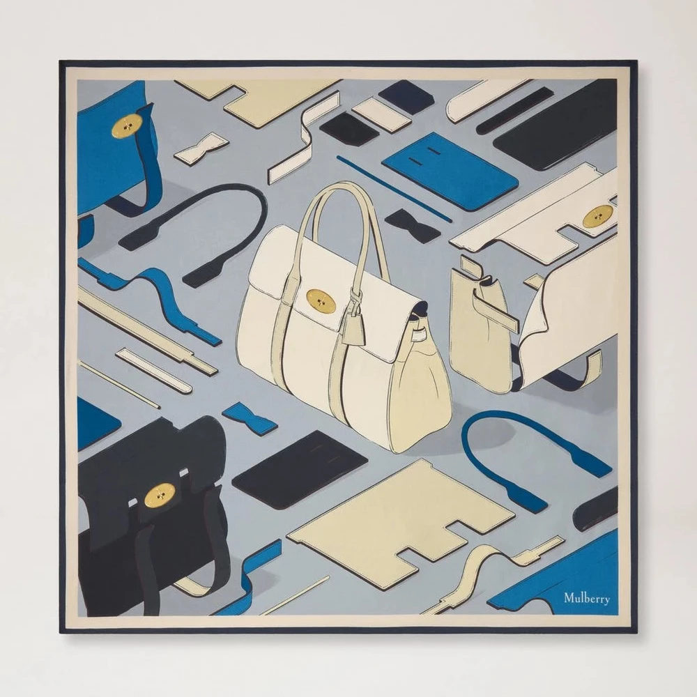 Mulberry Vierkante sjaal Bayswater Workshop Light Grey Silk Twill toont zijden schelp met geïllustreerd tasmotief op grijze en blauwe achtergrond. Model vs4864143d100