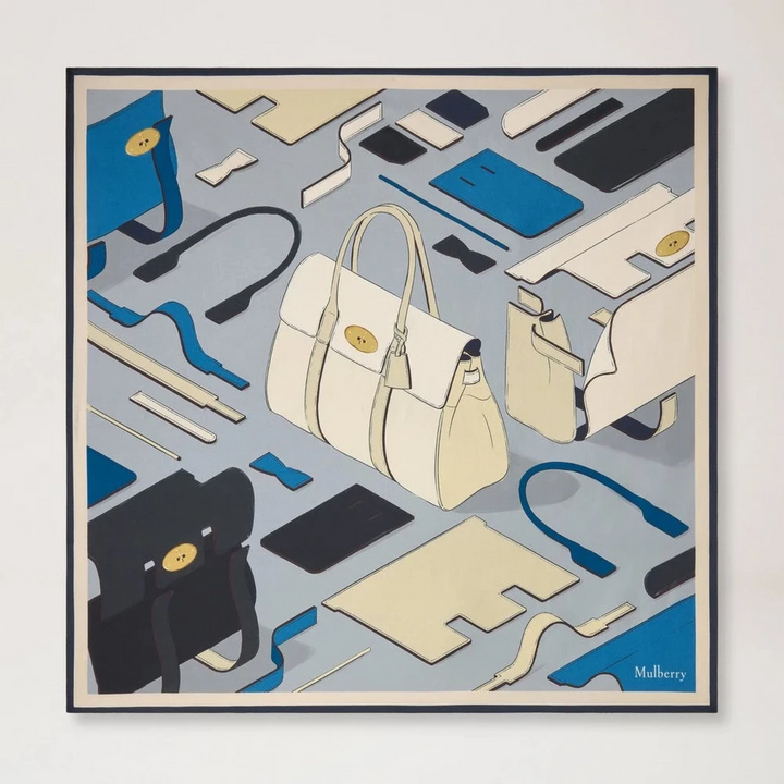 Mulberry Vierkante sjaal Bayswater Workshop Light Grey Silk Twill toont zijden schelp met geïllustreerd tasmotief op grijze en blauwe achtergrond. Model vs4864143d100