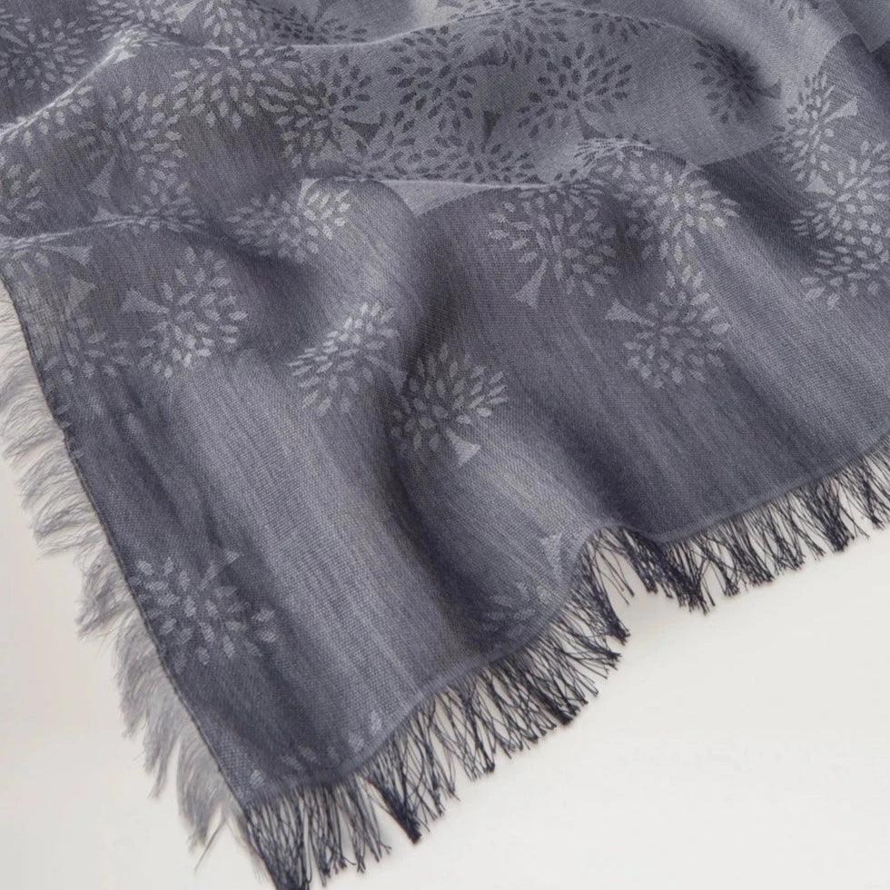 Mulberry Tamara Square Charcoal 140 cm sjaal in donkergrijs met franjes en discreet houtpatroon. ModelVS4637705C110