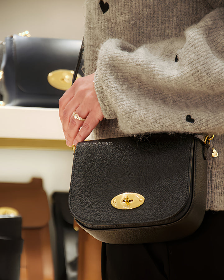 Mulberry Tas klein Darley Satchel Classic Grain Zwart gedragen crossbody, zwart leer, Model RL4957/205A100