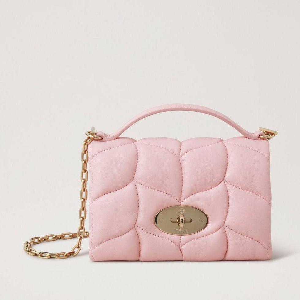Mulberry Tiny Softie Nappa Powder Rose bestaat uit een roze gewatteerde tas met kettingriem en metalen gesp, model RL7453/530J999.