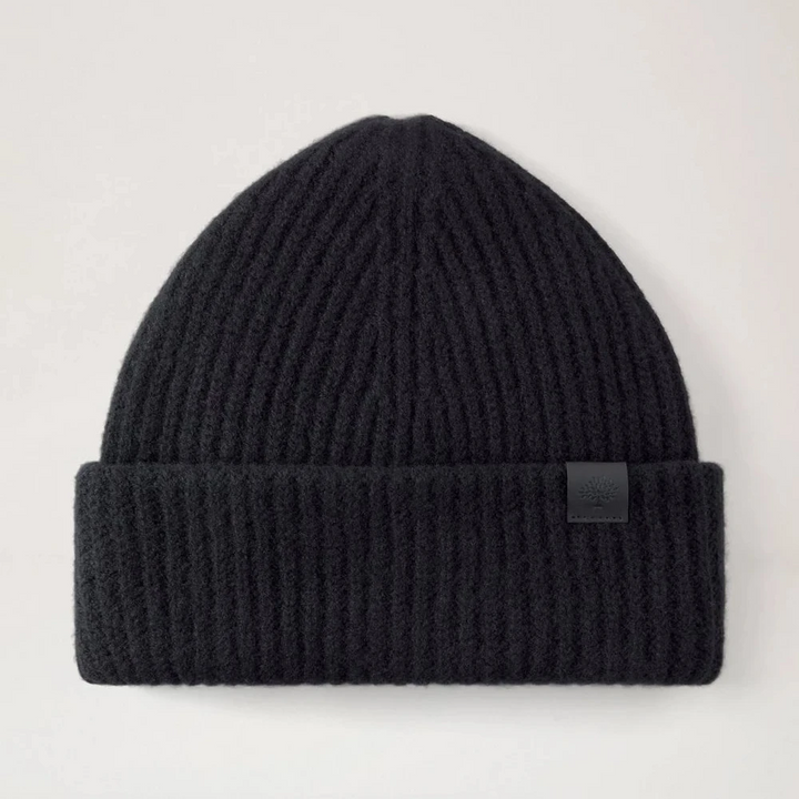 Mulberry Tree Chunky Wool Beanie Black is een zwarte geribde wollen muts met een discreet zwart label aan de voorkant. Modelvh4157153a100.