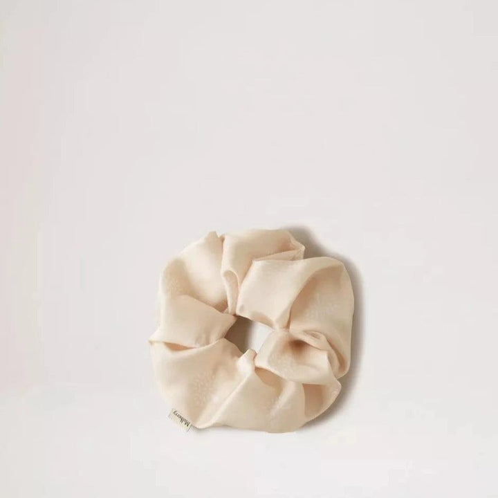 Mulberry Tree Hair Scrunchie Cream in lichtbeige satijnlook, eenvoudig en elegant op een neutrale achtergrond. ModelVA0009948H130