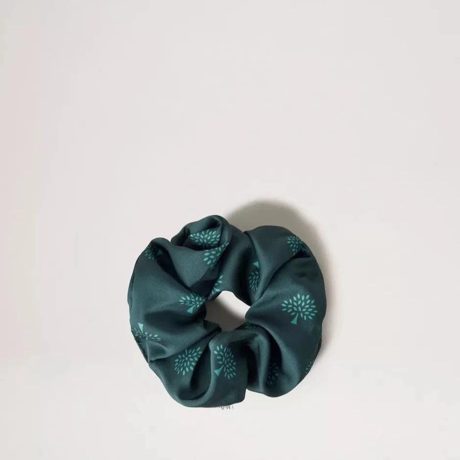 Mulberry Boomhaar scrunchie in mulberry groen met satijnlook en donkergroen houtmotief. ModelVA0009948Q633-1