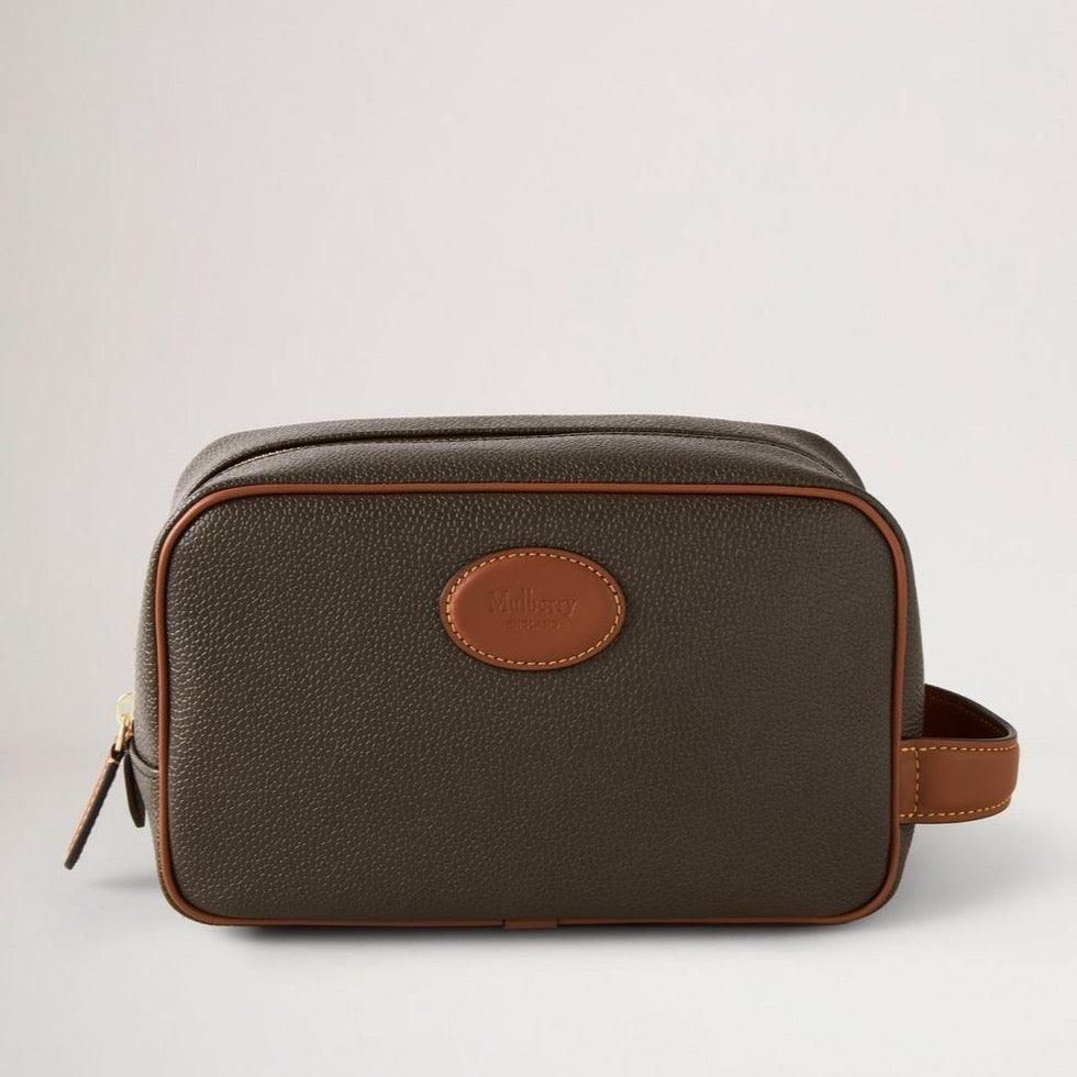 Mulberry Wash Case Eco Scotchgrain Mole/Cognac toont een bruine toilettas in leerlook met een cognackleurige rand. ModelRL7430/127Q330