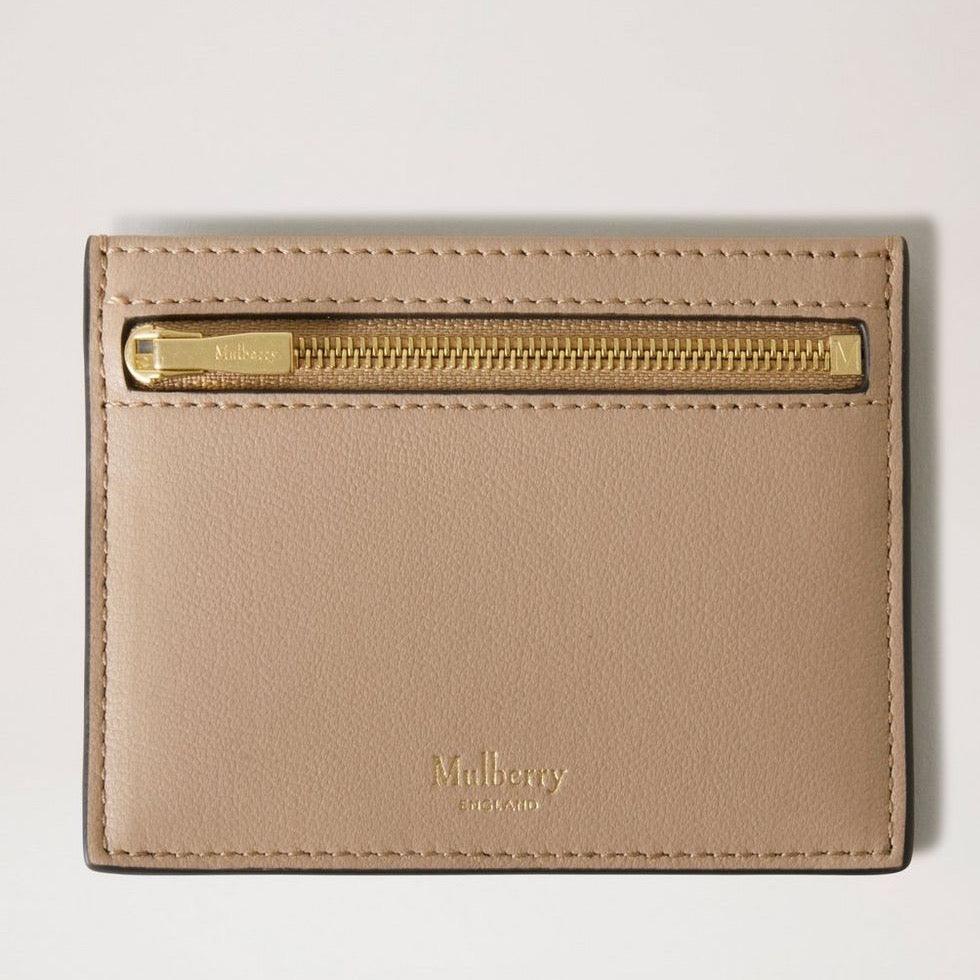 Mulberry Creditcardslip met ritssluiting van licht leer met gouden ritssluiting, vooraanzicht. ModelRL7840587E631