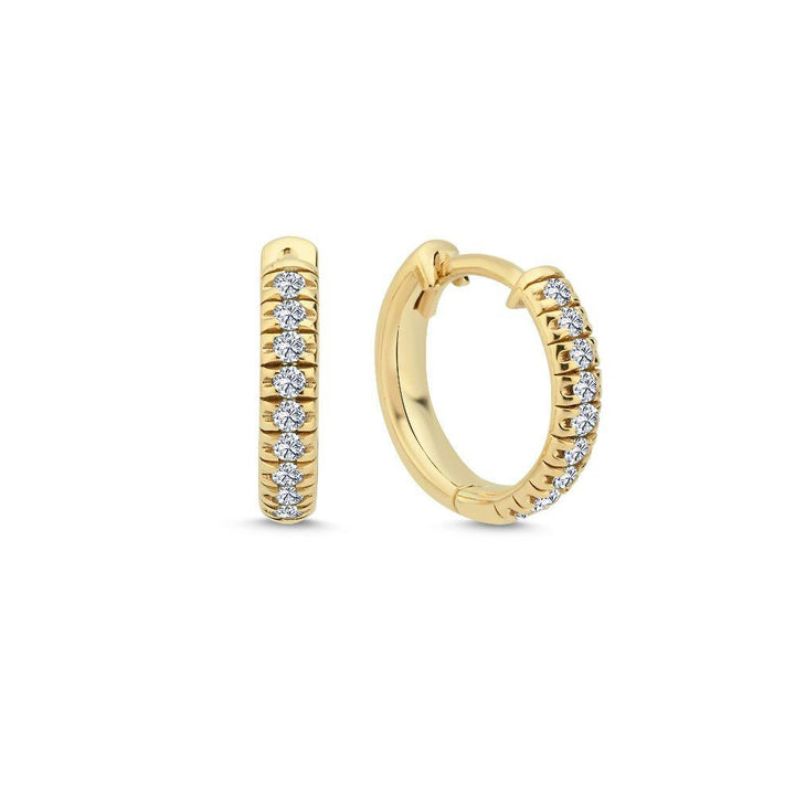 Nuran 14kt Champagne Creolen 0,18ct W/SI zijn zichtbaar als kleine ronde gouden oorbellen met fonkelende stenen, Model o3088-018-rg.