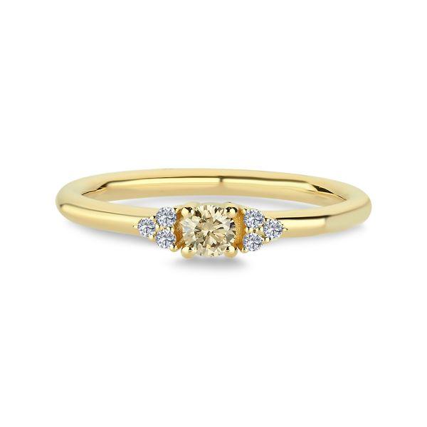 Nuran 14kt champagne diamanten ring met centrale champagnekleurige diamant en kleine heldere diamanten op een slanke gouden ring. Model a3080ch-a3080ch-021rg-001