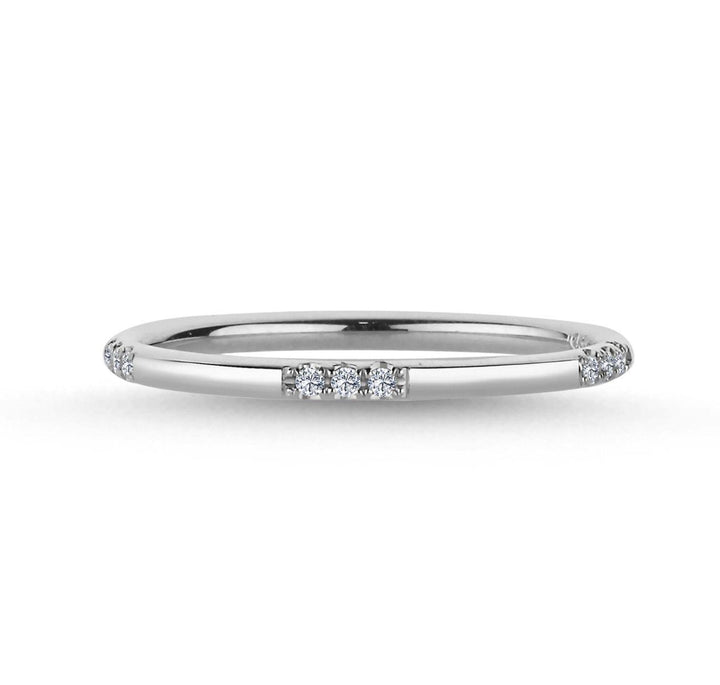 Nuran 14kt Noelle ring met diamanten in witgoud, slank eenvoudig model met discrete stenen. Model a3062-0075hg-001-1