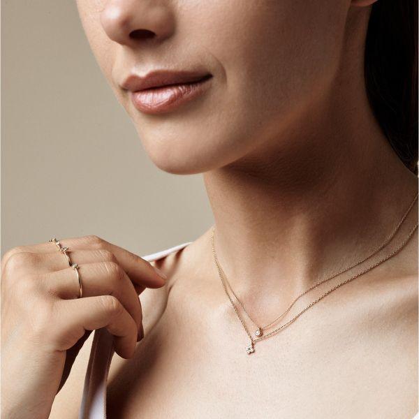 Nuran 14kt Zoe ketting 0,03ct WSI weergegeven op de nek van de vrouw, elegant goud met diamant. ModelV2314-003RG-2.
