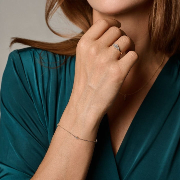 Nuran Athene 14kt armband 0,12 ct W/SI weergegeven op de hand van de vrouw, elegante en discrete sieradenstijl. Modelb2560-012rg-2.