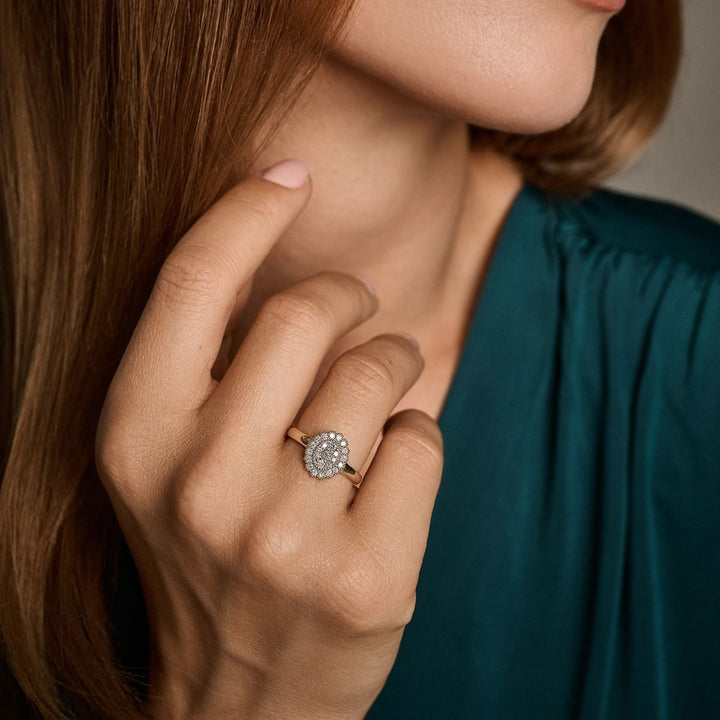 Nuran Athene 14kt ring 0,38ct W/SI gedragen op de hand van een vrouw, mooi detail van goud en diamanten. Modela2561-038rg-001.