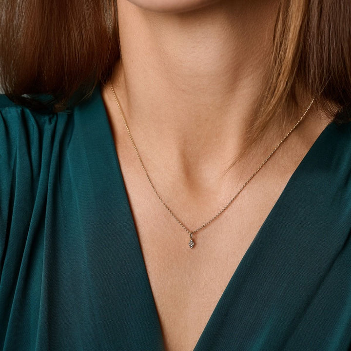 Nuran Athene 14kt hanger 0,04 ct W/SI dichtbij de nek van een vrouw afgebeeld, elegant in goud met diamant. Modelv2560-004rg-2